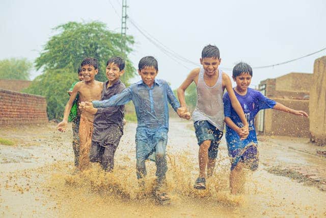 Children playing in dirty water by Tamhasipkhan from Pexels